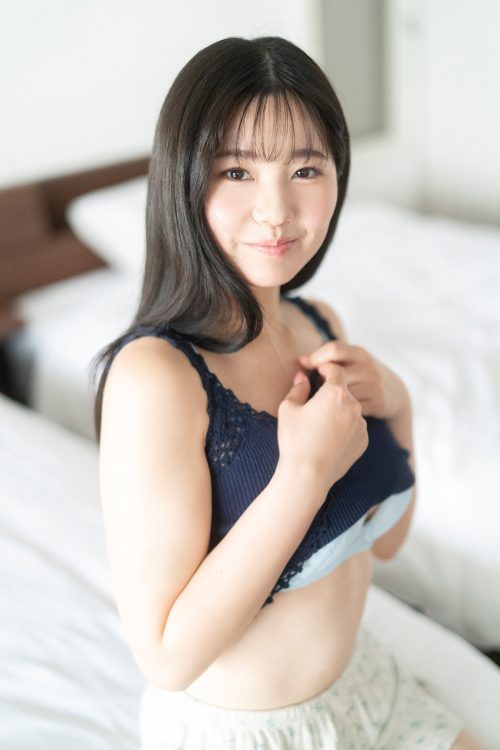 純白彩永（ましろ・さな）／2月20日生まれ。身長165cm、B93・W57・H86