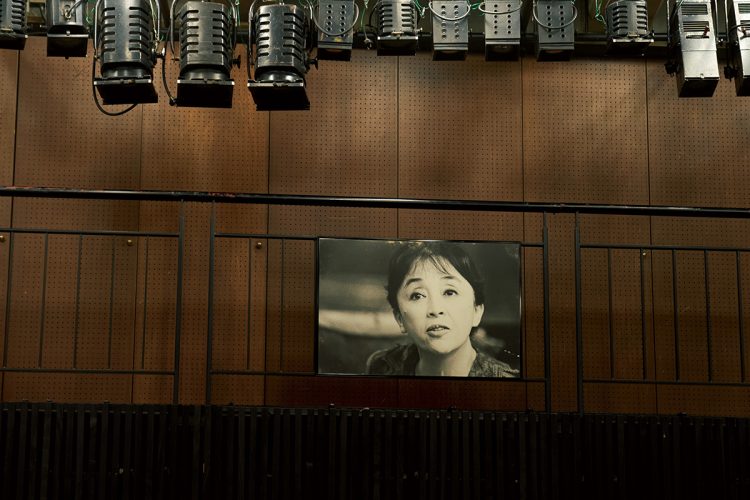 無名塾をともに創立した宮崎の写真が稽古場「仲代劇堂」を見守る