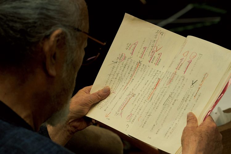 台本にはメモや独自の印がびっしりと書きこまれていた