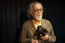 ニューヨークのエンパイヤ・ステイトビルの土産店で購入したゴリラのぬいぐるみ「ゴンちゃん」は、公演旅行に必ず連れて行く相棒