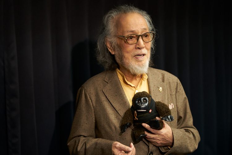 ニューヨークのエンパイヤ・ステイトビルの土産店で購入したゴリラのぬいぐるみ「ゴンちゃん」は、公演旅行に必ず連れて行く相棒