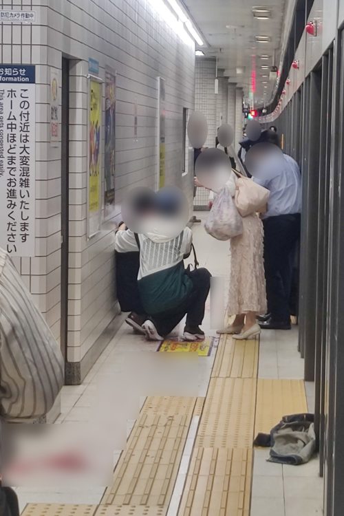 数人で被害者を介助する様子も(読者提供)