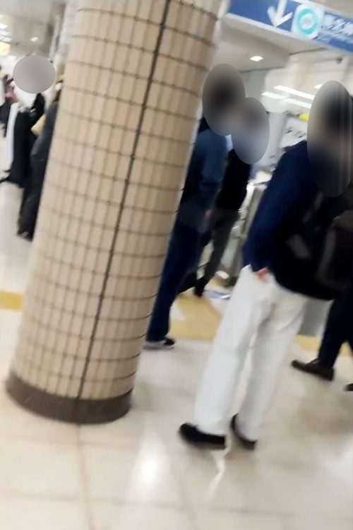 改札口付近も騒然としていたという(読者提供)