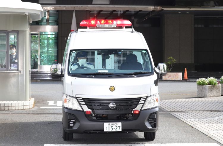 送検のため神奈川県警本部を出る容疑者を乗せた車。5月5日(時事通信フォト)