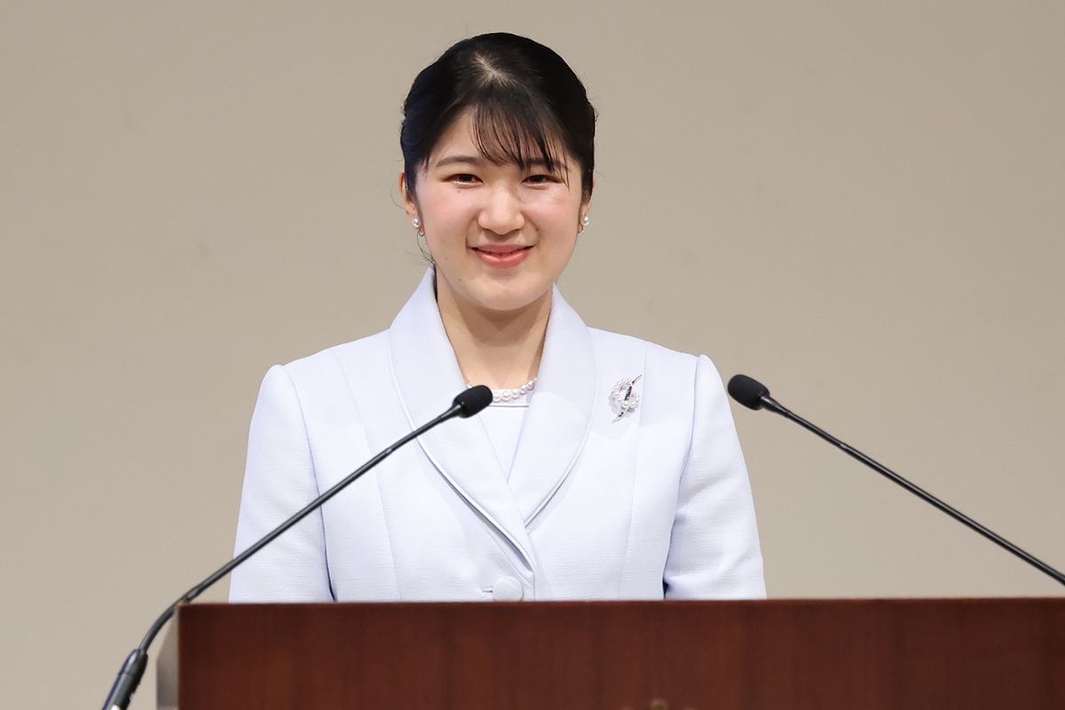 雅子さまの背中を追いかけて単独公務が増加中】愛子さまが万博