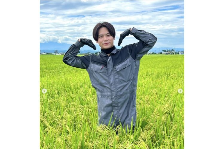 「米ポーズ」をとる米利休氏（Instagramより）