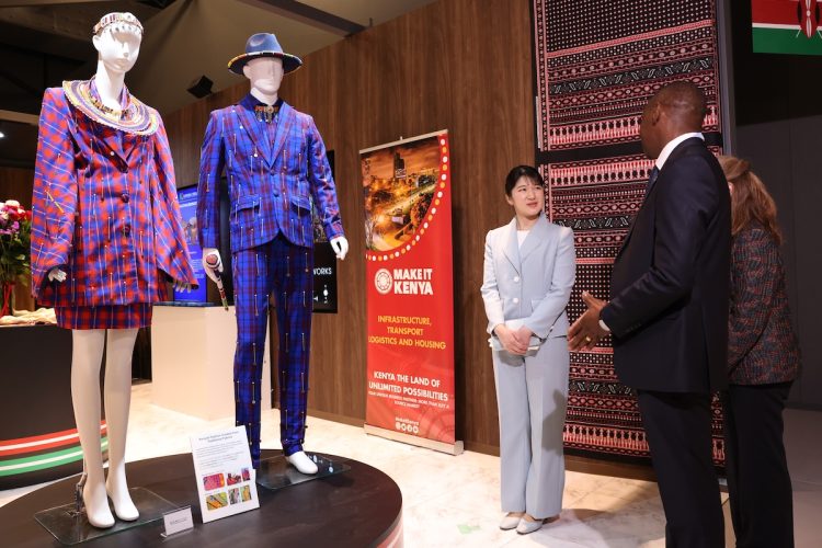「コモンズＡ」館でケニアの展示をご覧になる愛子さま（2025年5月9日、撮影／JMPA）