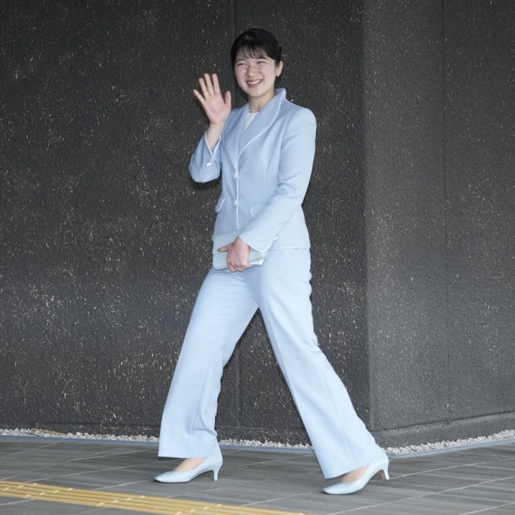 万博2日目はブルーグレーのパンツスーツをお召しに(2025年5月9日、撮影/JMPA)