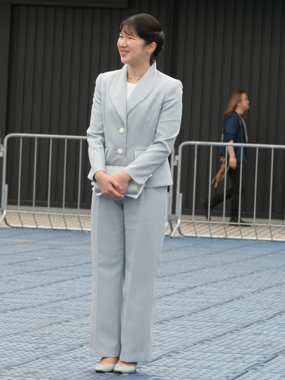 万博を視察された雅子さまの装いと同じブルーグレーを選ばれた（2025年5月9日、撮影／JMPA）
