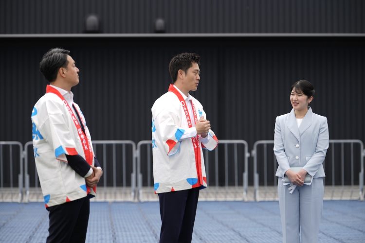 「生で見て迫力があって良かったです」と案内した大阪府の吉村洋文知事に話されたという(2025年5月9日、撮影/JMPA)