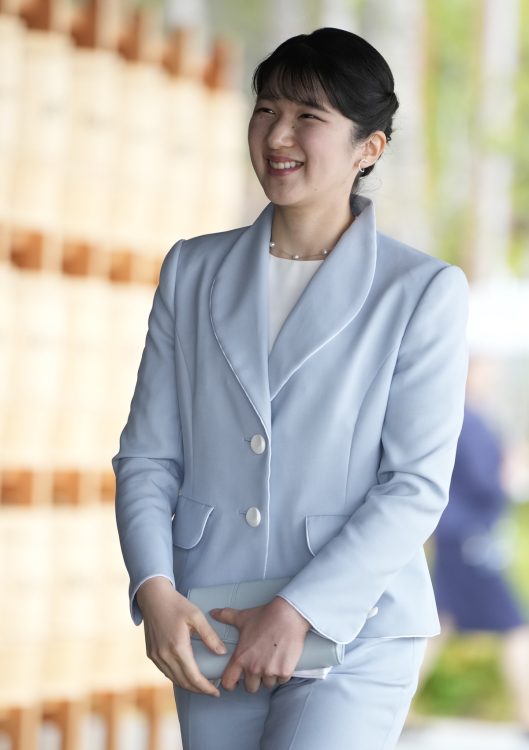 雅子さまと同じステーションタイプのネックレスをチョイス（2025年5月9日、撮影／JMPA）
