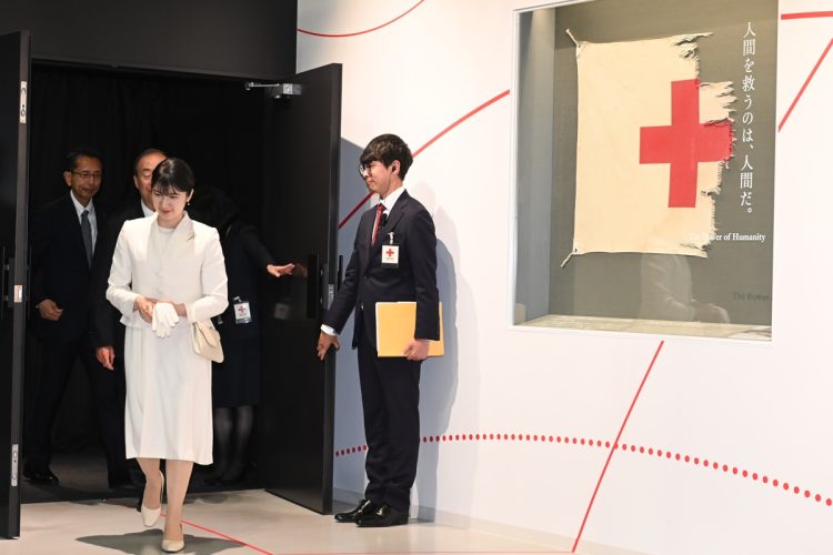 勤務先の日本赤十字社が運営するパビリオンを視察された（2025年5月8日、撮影／JMPA）