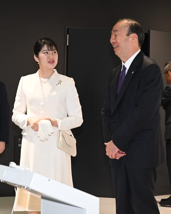 柔らかい印象のノーカラーのジャケットをお召しに（2025年5月8日、撮影／JMPA）