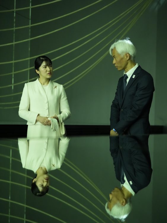 日本館を視察される愛子さま（2025年5月8日、撮影／JMPA）