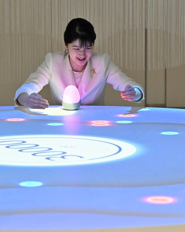 タマゴ型デバイスを使ったゲームを楽しまれた（2025年5月8日、撮影／JMPA）