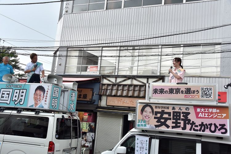 2024都知事選で安野・清水両候補は柴又駅前で合同街頭演説会を実施。討論というよりは、お互いが持つ知識と経験を持ち寄った話し合いという雰囲気だった(2024年6月撮影:小川裕夫)