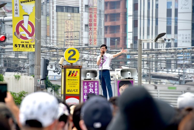最終日に新宿駅アルタ前で街頭演説する石丸候補。選挙戦が進むにつれて、支持者の数は増えていった(2024年7月撮影:小川裕夫)