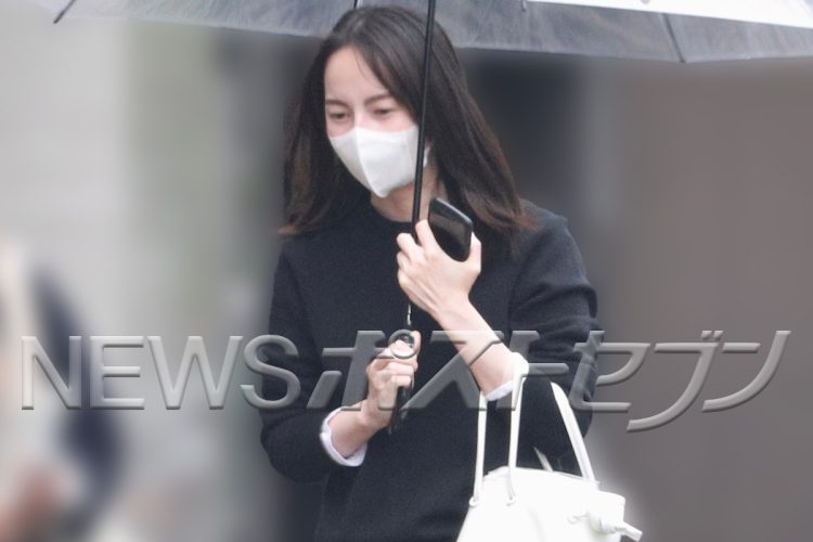 記者の直撃取材ににこやかに応対する山本アナ
