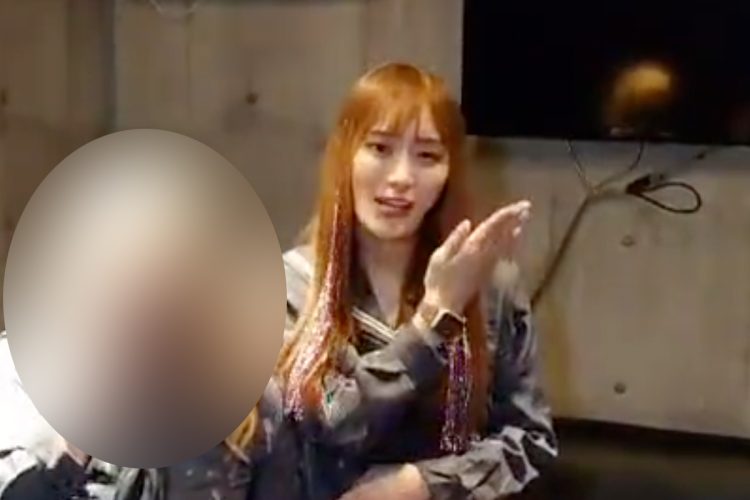 明るい茶髪ロングヘアが映える(グループ公式Xより)