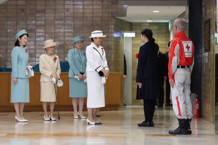帽子やヒールなどのアイテムもバイカラー(2025年5月13日、撮影/JMPA)