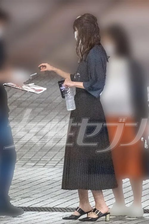 指原莉乃がサインに応じる。出待ちのファンにも大御所にも安定して対応できるのが魅力か