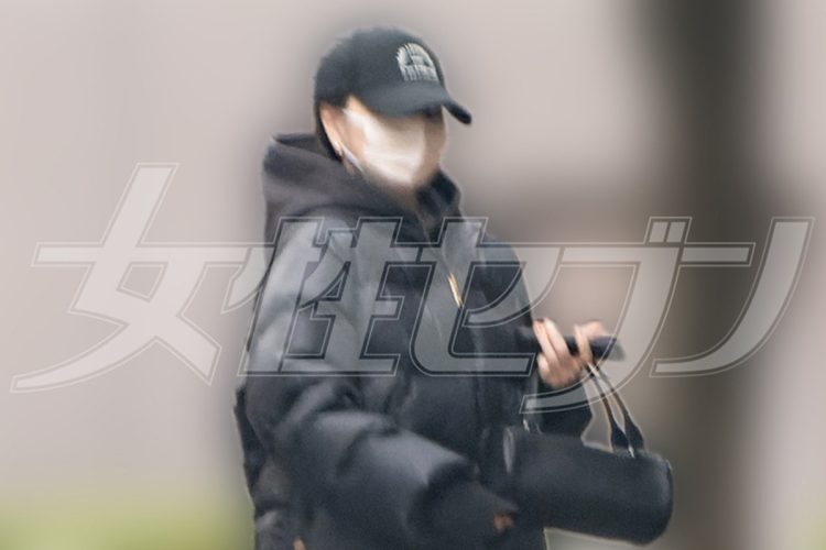 帽子とマスクで顔を隠す（2025年1月）