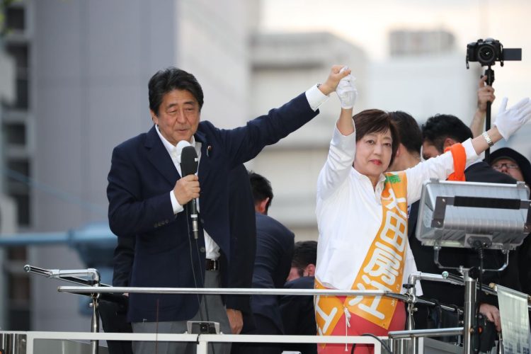 2019年参院選当時の太田氏（左は安倍晋三元首相）