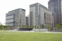 東京五輪・パラリンピックの選手村として使用されたあと分譲された「晴海フラッグ」(時事通信フォト)