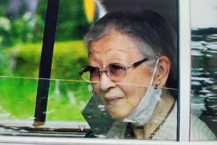 病院からの帰路、沿道の人々にマスクを顎まで下げて応えられた美智子さま（2025年5月、東京・港区）