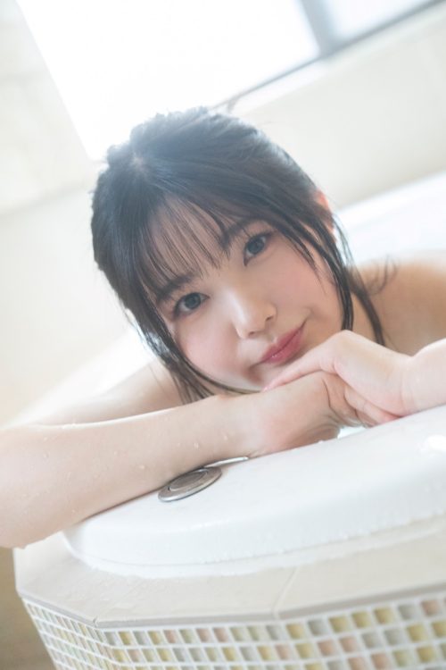 幼少の頃からも人見知りしない活発な子どもだった純白さんは、高校時代はバイト漬けの日々だったと語る