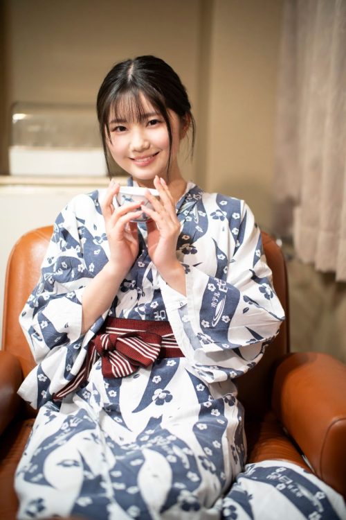 「中学はテニス部だったのですが、高校では帰宅部でバイトをしていました」(純白さん)