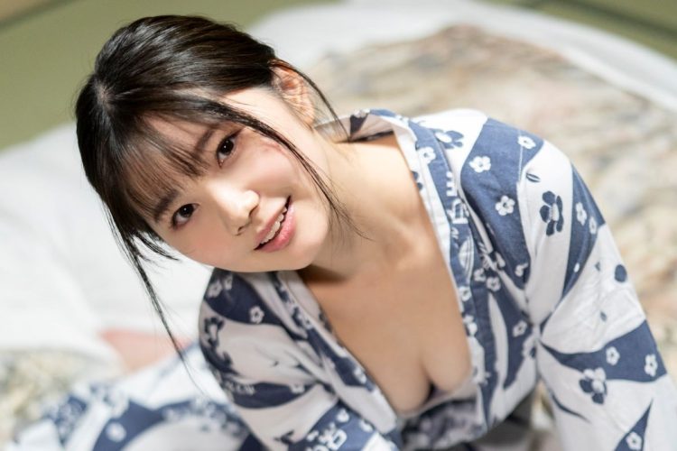 純白彩永の初グラビア