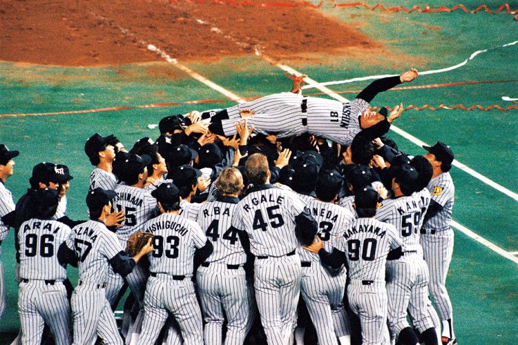 1985年、初の日本一は思い出深いと石坂浩二さんは振り返る（写真／共同通信社）