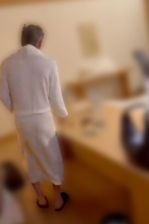 小西容疑者の交際相手の男性は携帯電話で撮影しながら室内へ
