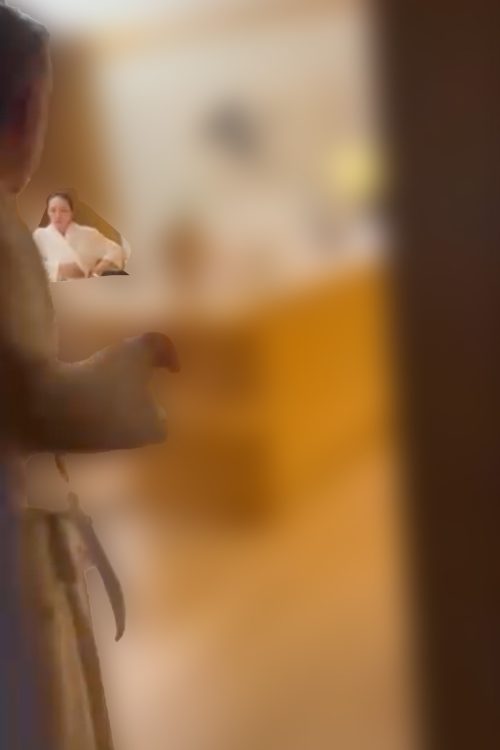 部屋にはすでに奥本容疑者が