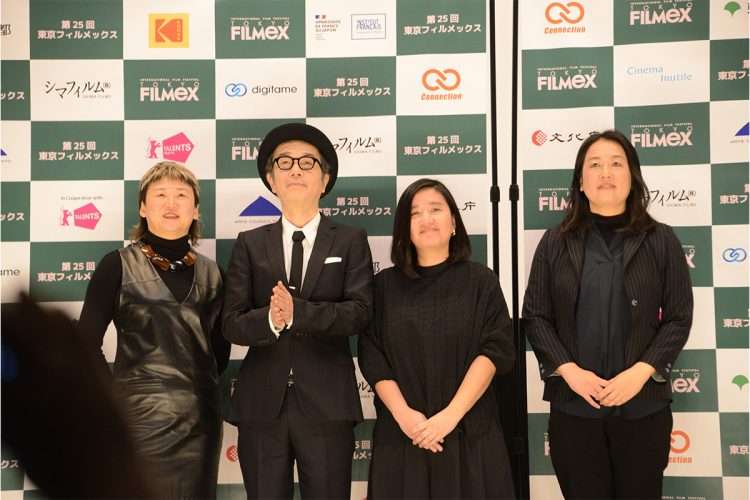 会見に出るジャヌス監督(右から2番目)とリリー・フランキー(右から3番目)