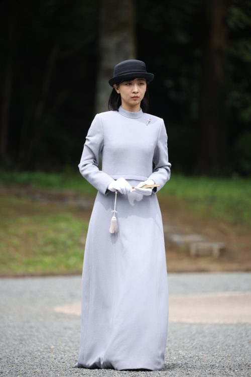 淡いグレーのロングドレスを着用（2025年5月、東京・八王子市。撮影／JMPA）