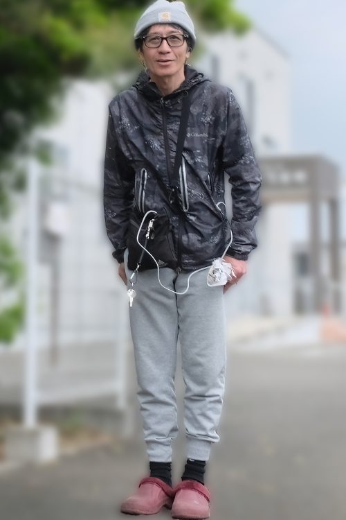 ヤッケ姿の草野とおる。痩せた印象だ