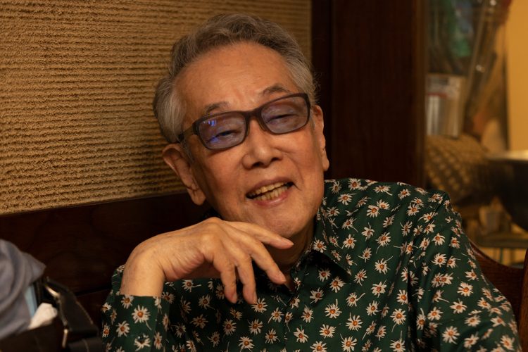 稽古場近くの喫茶店で、元気の秘訣を聞いた