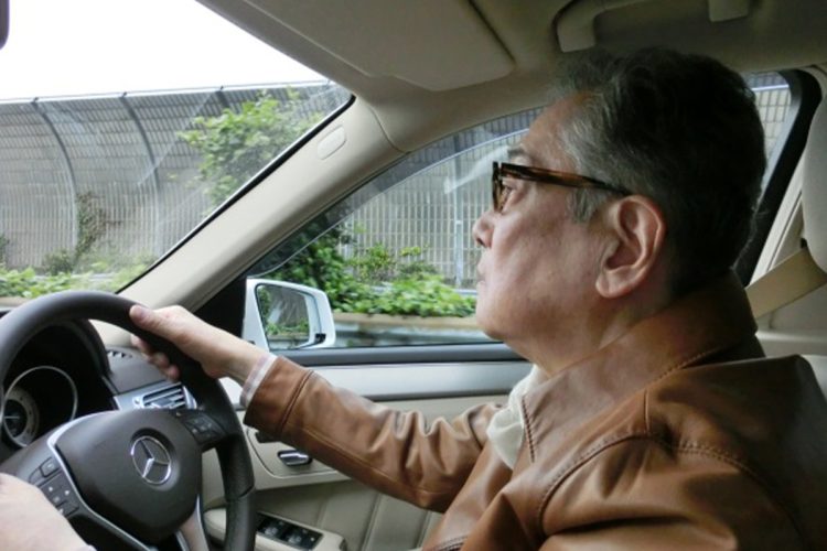 運転する北村さん(運転免許証は2024年に返納)