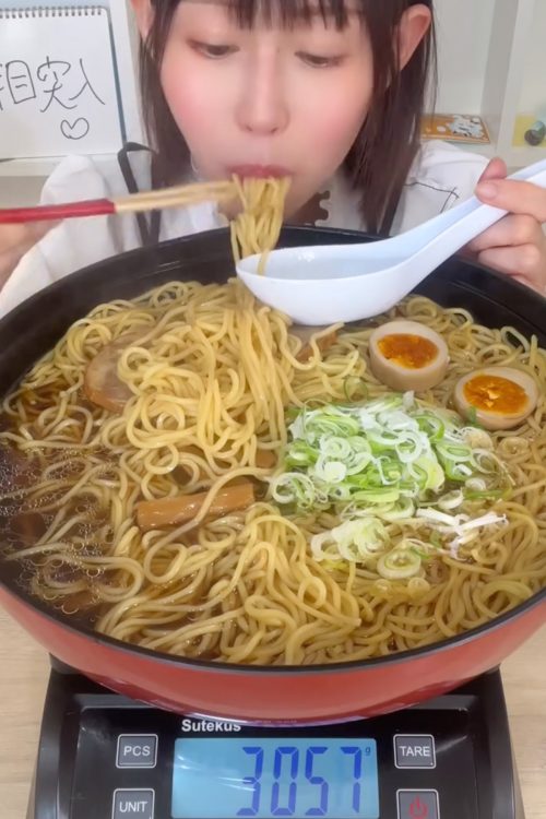 普段の食事は基本は1日1食、夜だけだという