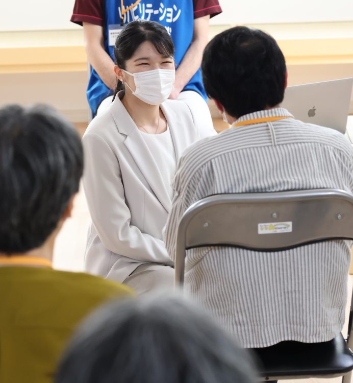 目線の高さを合わせるため、膝をついて励まされた(2025年5月18日、撮影/JMPA)