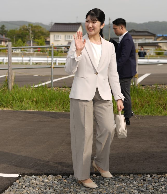 笑顔で手を振られる愛子さま(2025年5月18日、撮影/JMPA)