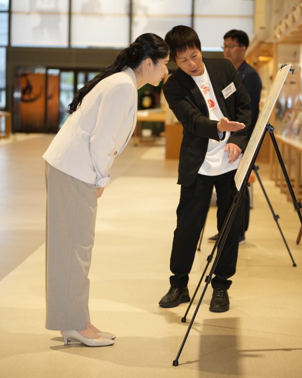 アイボリーのジャケットとライトグレーのパンツをお召しに(2025年5月18日、撮影/JMPA)