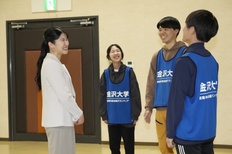 金沢大学のボランティアサークルの学生らと懇談された(2025年5月18日、撮影/JMPA)