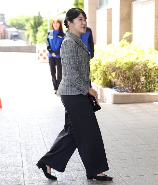 2日目はモノトーンコーデでお出ましに(2025年5月19日、撮影/JMPA)