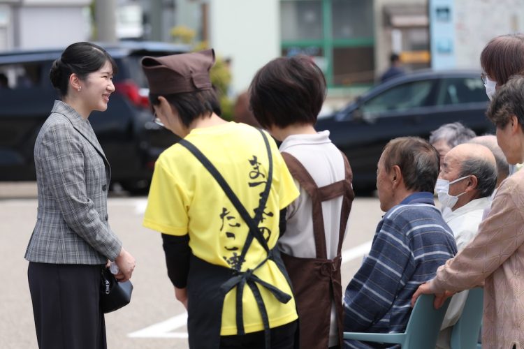 仮設住宅で暮らす住民らと交流された(2025年5月19日、撮影/JMPA)