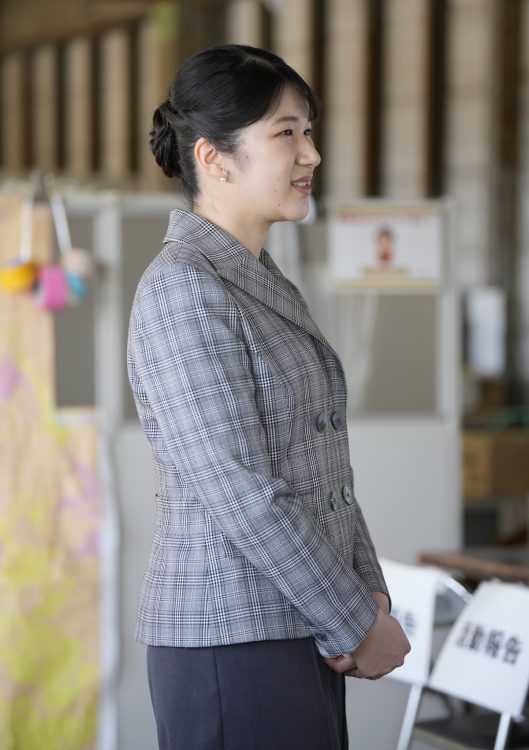 ボランティアの受付会場で説明を受けられる愛子さま(2025年5月19日、撮影/JMPA)