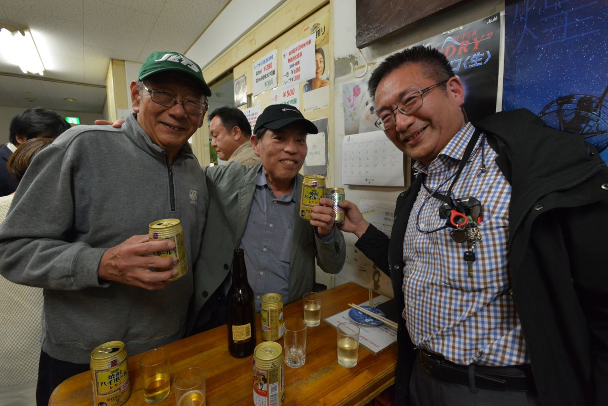 常連客の中には店主（左）の同級生も