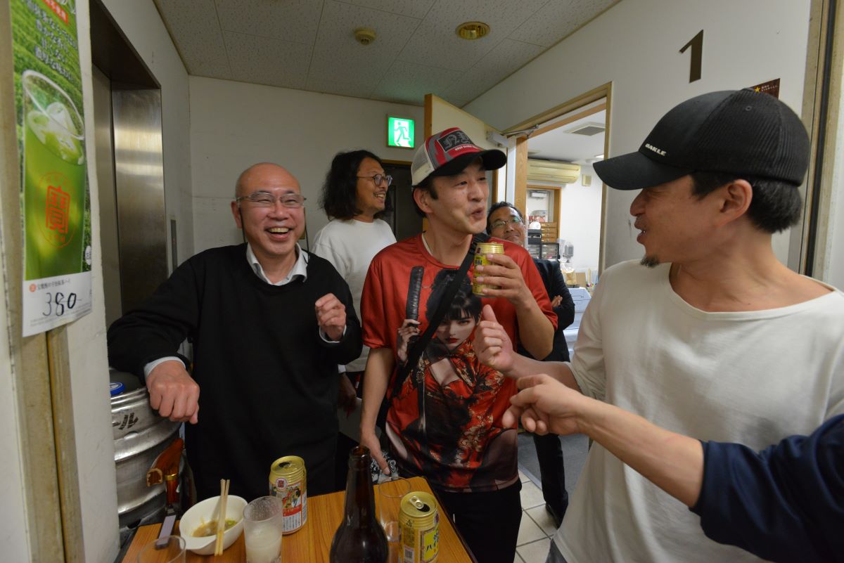大阪らしいテンポの良い会話が飛び交う